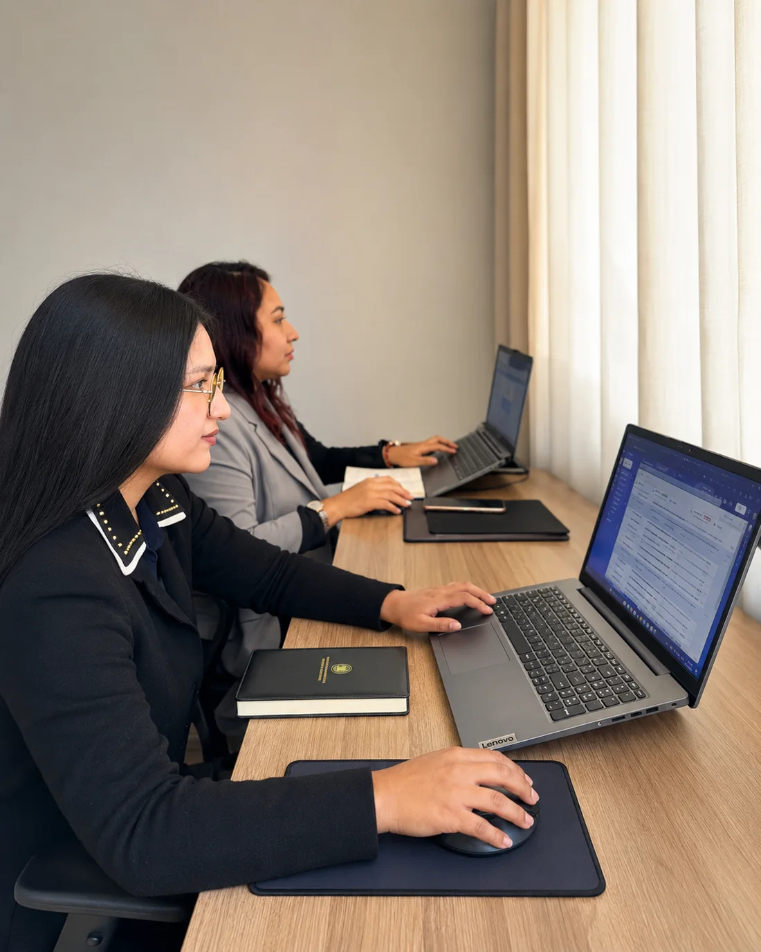 Tres integrantes del equipo escribiendo en sus portátiles