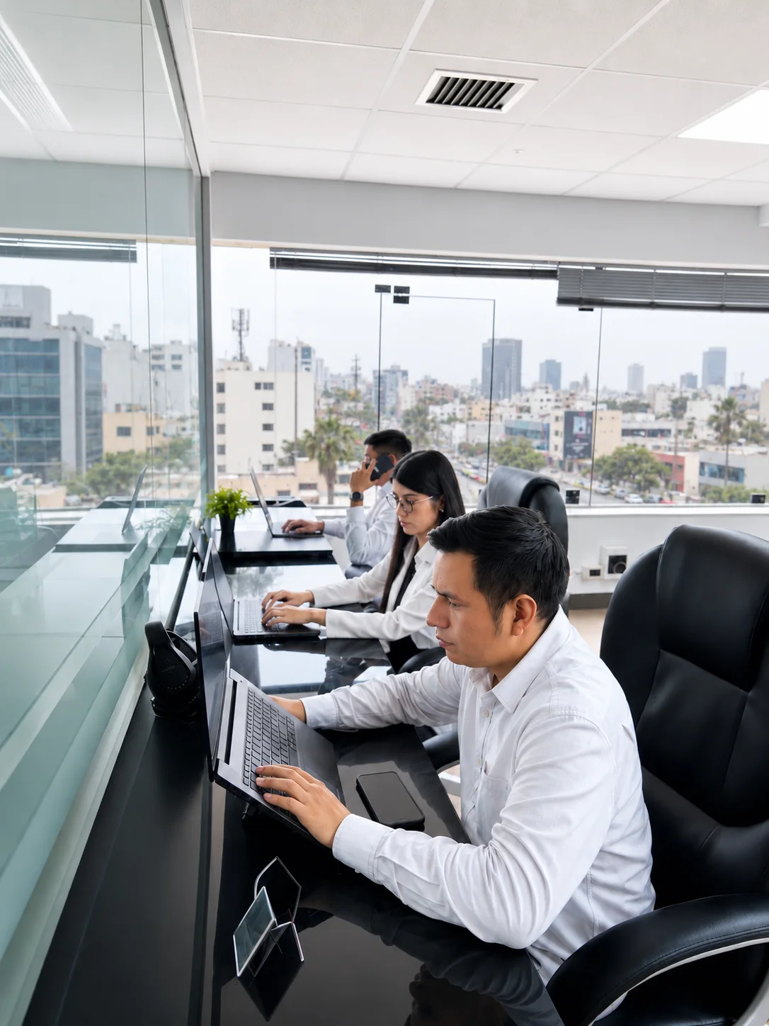 Profesionales trabajando junto a las ventanas de la oficina